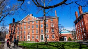 Universidad de Harvard ofrece becas gratis en modo online