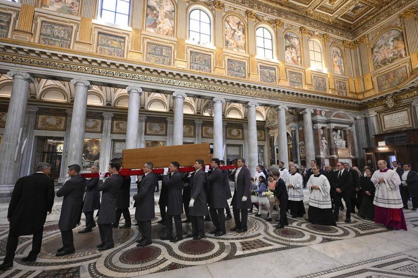 El papa Francisco fue enterrado este sábado en la basílica de Santa María la Mayor de Roma, tras un multitudinario adiós al pontífice venido del "fin del mundo" que puso a los desfavorecidos en el corazón de la Iglesia católica. El papa Francisco fue enterrado este sábado en la basílica de Santa María la Mayor de Roma, tras un multitudinario adiós al pontífice venido del "fin del mundo" que puso a los desfavorecidos en el corazón de la Iglesia católica.