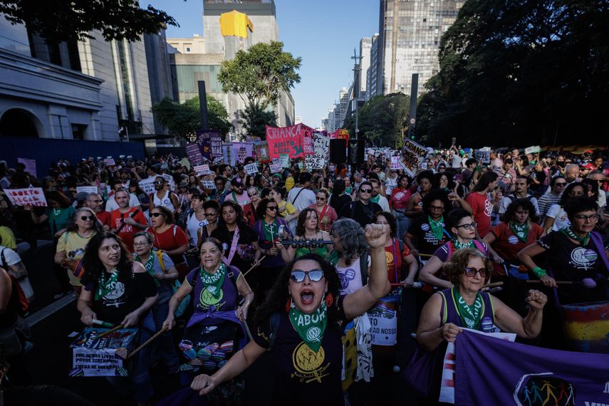 Mujeres protestan en Brasil contra penar el aborto como un homicidio