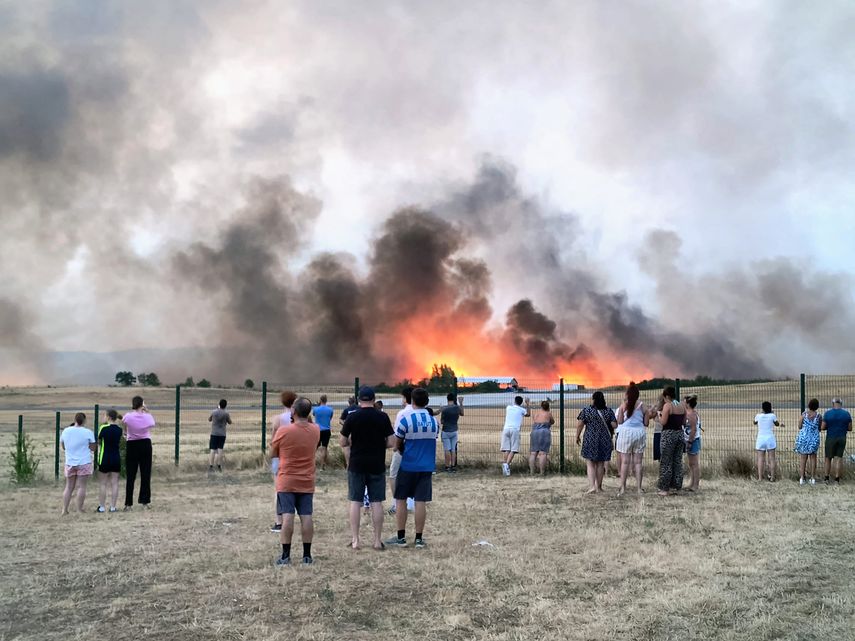 Incendios que arrasan España y Francia siguen sin control y fuerzan evacuaciones