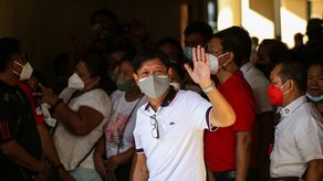 Hijo de exdictador logra victoria aplastante en presidenciales de Filipinas