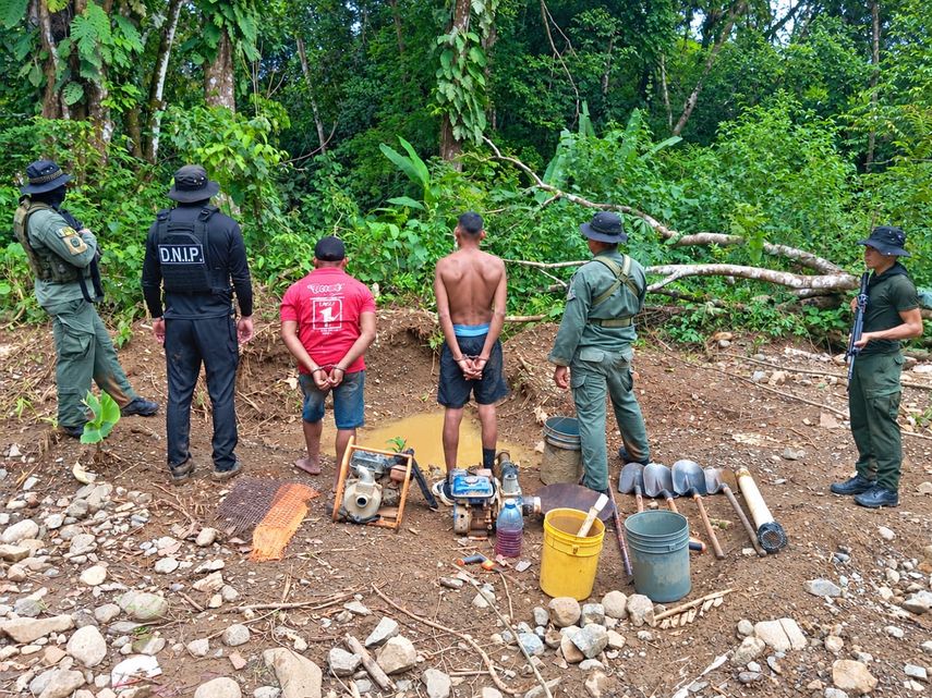 Dos ciudadanos panameños fueron aprehendidos por presuntamente realizar actividades de minería ilegal en la quebrada Peluca