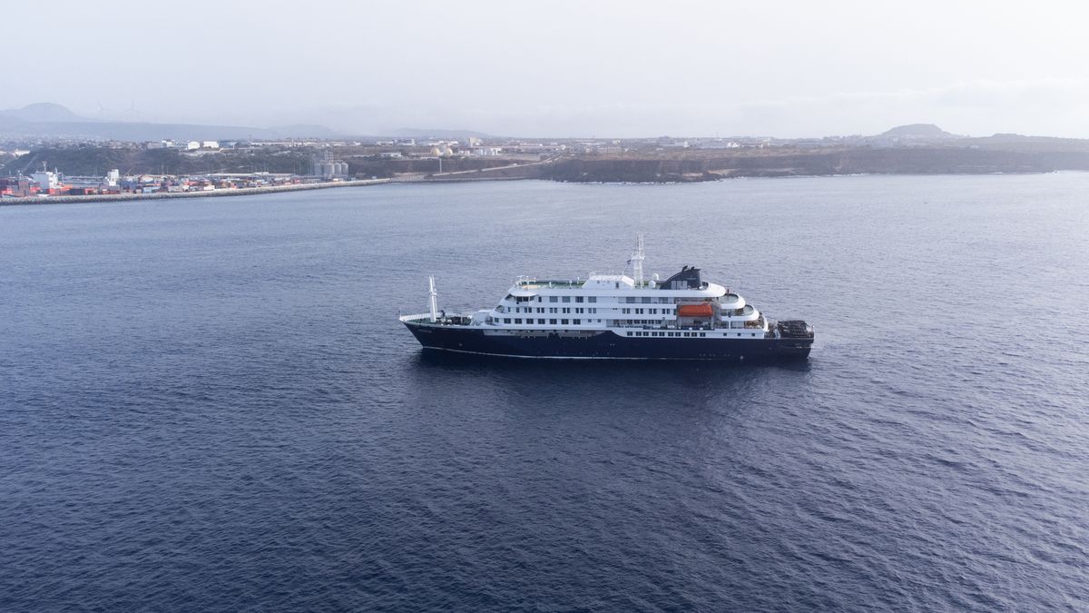 El crucero fondeado frente a las costas de Cabo Verde partirá hacia Canarias o Países Bajos una vez que haya evacuado tres casos sospechosos de hantavirus a través de este país de África Occidental, informó este martes la OMS a la AFP. El crucero fondeado frente a las costas de Cabo Verde partirá hacia Canarias o Países Bajos una vez que haya evacuado tres casos sospechosos de hantavirus a través de este país de África Occidental, informó este martes la OMS a la AFP.