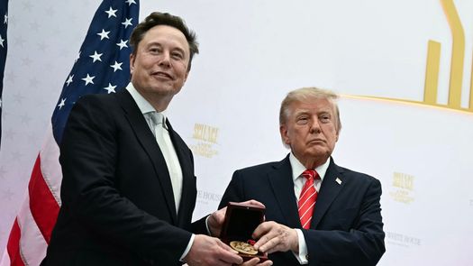 Trump llama Musk un tesoro nacional tras condecorarlo con galardón científico de EE.UU.