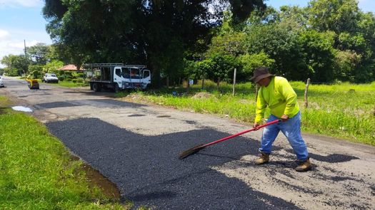 Las actividades realizadas por el MOP en Chiriquí han consistido en labores de encuadre, limpieza y eliminación de sedimentos de los huecos, colocación y compactación de la mezcla asfáltica caliente.