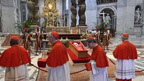 Cardenales buscan un unificador como futuro papa a días del cónclave