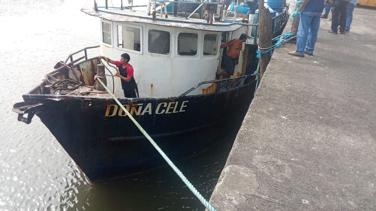 La embarcación ha sido retenida por MiAmbiente. La embarcación ha sido retenida por MiAmbiente.