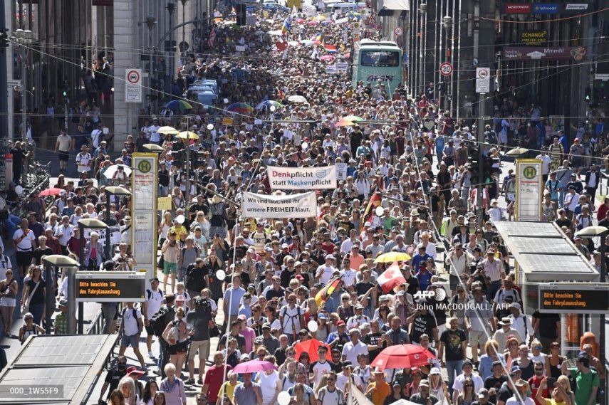 Miles de personas en Berlín protestan contra restricciones por coronavirus