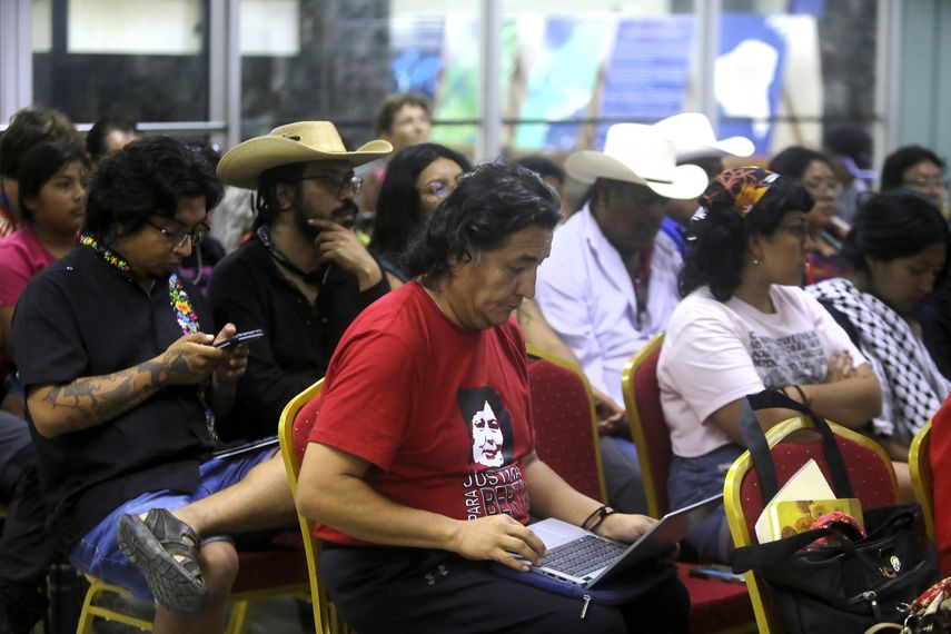 Activistas climáticos y líderes indígenas que llegaron a Panamá en un recorrido desde el sur de México en la llamada 'Caravana Mesoamericana por el Clima y la Vida', pidieron defender a la madre tierra y los territorios del despojo y la extracción de sus bienes naturales por el capital global, que obliga, dijeron, a la migración y el desplazamiento forzado. Activistas climáticos y líderes indígenas que llegaron a Panamá en un recorrido desde el sur de México en la llamada 'Caravana Mesoamericana por el Clima y la Vida', pidieron defender a la madre tierra y los territorios del despojo y la extracción de sus bienes naturales por el capital global, que obliga, dijeron, a la migración y el desplazamiento forzado.