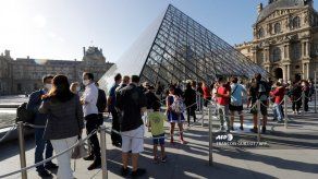 El Louvre de París reabre sus puertas sin su habitual público extranjero