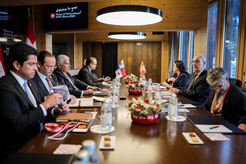 Mulino sostuvo reuniones de alto nivel en su primer dìa de agenda oficial en Davos