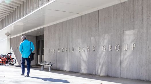El Banco Mundial elevó este martes su previsión de crecimiento global para 2026, pero advirtió sobre una disparidad cada vez mayor en los niveles de vida en el mundo, junto con un enfriamiento del comercio y la demanda.