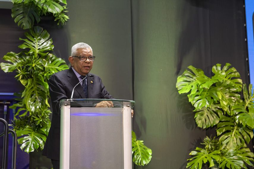 Jorge Rivera Staff, presidente de la junta directiva de la Empresa de Transmisión Eléctrica S.A. (ETESA), emitió una respuesta a las recientes críticas del procurador de la Administración, Rigoberto González, en relación con las indemnizaciones otorgadas a altos funcionarios de la empresa. Jorge Rivera Staff, presidente de la junta directiva de la Empresa de Transmisión Eléctrica S.A. (ETESA), emitió una respuesta a las recientes críticas del procurador de la Administración, Rigoberto González, en relación con las indemnizaciones otorgadas a altos funcionarios de la empresa.