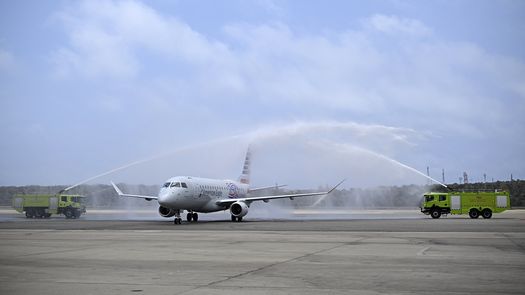 El primer vuelo comercial directo entre Estados Unidos y Venezuela en siete años aterrizó el jueves en el aeropuerto que sirve a Caracas, un nuevo paso en la normalización de las relaciones entre ambos países tras la caída de Nicolás Maduro. El primer vuelo comercial directo entre Estados Unidos y Venezuela en siete años aterrizó el jueves en el aeropuerto que sirve a Caracas, un nuevo paso en la normalización de las relaciones entre ambos países tras la caída de Nicolás Maduro.