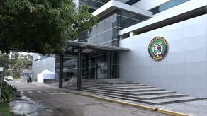 Presidenta de la Asamblea Nacional justifica alquiler de vehículos de lujo