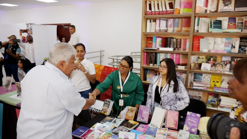 Presidente Mulino respalda cultura colonense con visita a la Feria del Libro