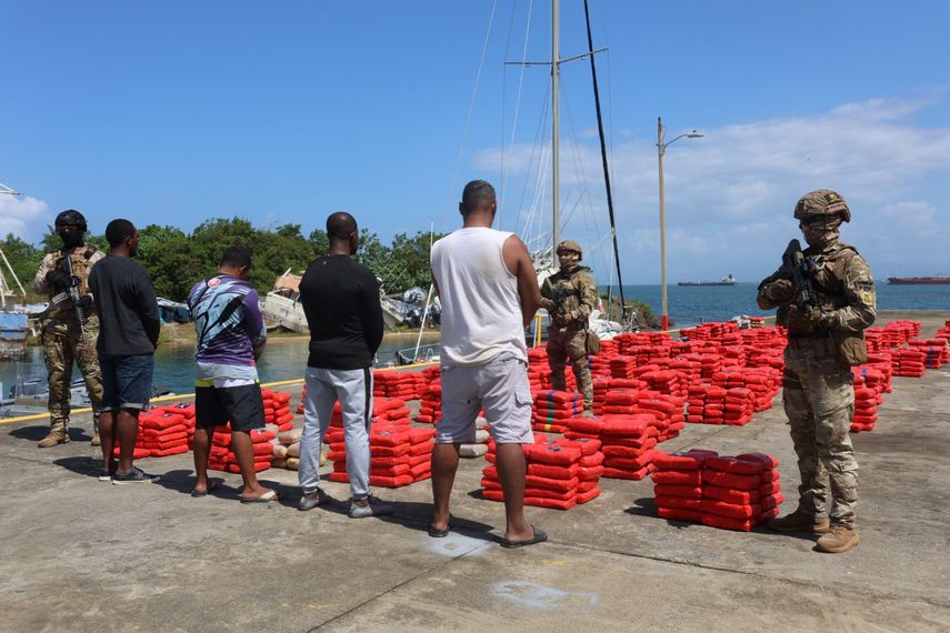 Agentes del Servicio Nacional Aeronaval (Senan) de Panamá incautaron 2.116 paquetes de droga en aguas del Caribe panameño, y arrestaron a cuatro personas por su presunta vinculación con la sustancia ilícita, dijeron este domingo fuentes oficiales. Agentes del Servicio Nacional Aeronaval (Senan) de Panamá incautaron 2.116 paquetes de droga en aguas del Caribe panameño, y arrestaron a cuatro personas por su presunta vinculación con la sustancia ilícita, dijeron este domingo fuentes oficiales. 