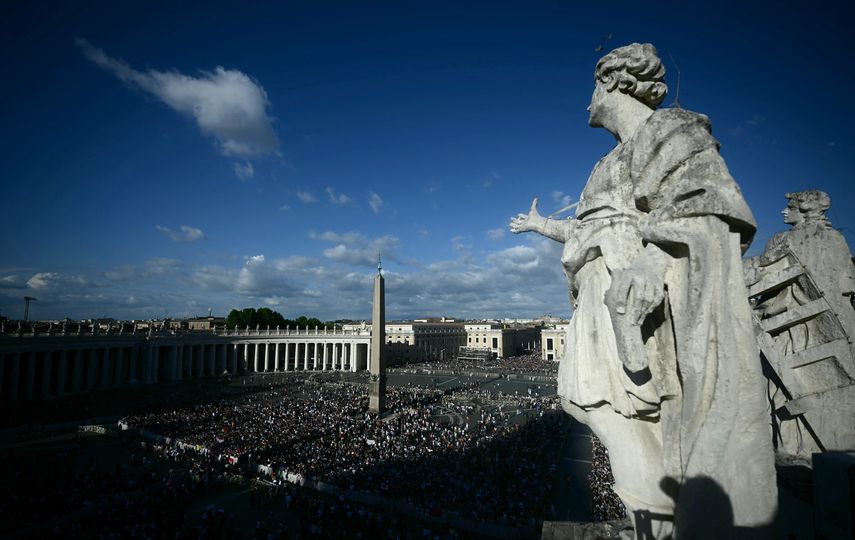 El nuevo papa, cuyo nombre se conocerá en breve, ha pasado de la Capilla Sixtina a la llamada Sala de las Lágrimas, con objeto de vestirse para presentarse al mundo en el balcón de la basílica de la Plaza de San Pedro. El nuevo papa, cuyo nombre se conocerá en breve, ha pasado de la Capilla Sixtina a la llamada Sala de las Lágrimas, con objeto de vestirse para presentarse al mundo en el balcón de la basílica de la Plaza de San Pedro.