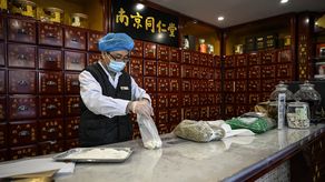 Chinos recurren a la medicina tradicional para hacerle frente al covid-19
