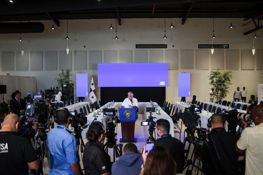 El presidente Jos&eacute; Ra&uacute;l Mulino explic&oacute; durante su conferencia de prensa de los jueves desde Hotel Gran David, Centro de Convenciones, Santiago de Veraguas, las razones detr&aacute;s del proyecto de ley que busca transformar el Ministerio de la Mujer en un Instituto Nacional.