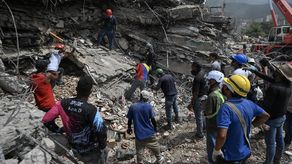 Cansancio, tristeza, rabia... una mezcla de sentimientos se respira en medio de una escena apocalíptica de edificios colapsados tras los terremotos que sacudió a Venezuela. Un mes más tarde muchos siguen luchando por recuperar a sus muertos entre un amasijo impenetrable de escombros.
