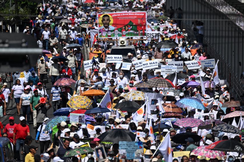 Bajo un sol calcinante, cientos de habitantes de El Salvador marcharon este viernes para rechazar la intención del presidente Nayib Bukele de ser reelegido y denunciar la detención de "inocentes". Bajo un sol calcinante, cientos de habitantes de El Salvador marcharon este viernes para rechazar la intención del presidente Nayib Bukele de ser reelegido y denunciar la detención de "inocentes".