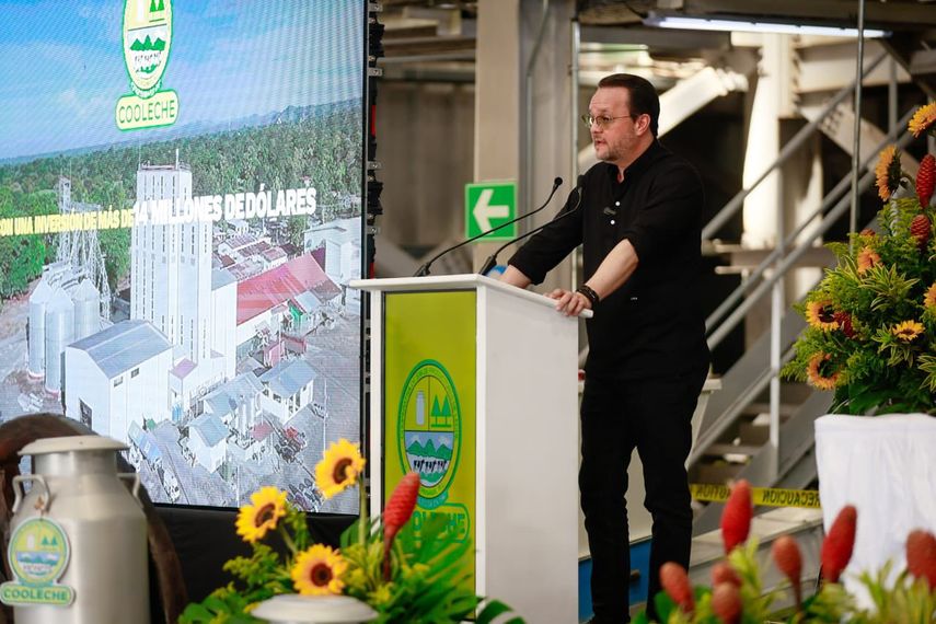 El ministro de Comercio e Industrias (MICI), Julio Moltó, reafirmó este viernes el compromiso del Gobierno con la defensa de la producción lechera nacional y la preservación de los altos estándares de calidad en el sector lechero de Panamá. El ministro de Comercio e Industrias (MICI), Julio Moltó, reafirmó este viernes el compromiso del Gobierno con la defensa de la producción lechera nacional y la preservación de los altos estándares de calidad en el sector lechero de Panamá.