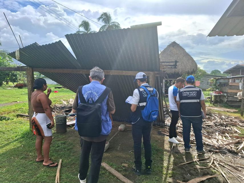 La Defensoría del Pueblo de Panamá dijo este martes que la Policía Nacional se excedió en el uso de gas lacrimógeno para dispersar una protesta en la comunidad indígena de Arimae, que se tornó en una batalla campal que se extendió varias horas y dejó varios heridos. La Defensoría del Pueblo de Panamá dijo este martes que la Policía Nacional se excedió en el uso de gas lacrimógeno para dispersar una protesta en la comunidad indígena de Arimae, que se tornó en una batalla campal que se extendió varias horas y dejó varios heridos.