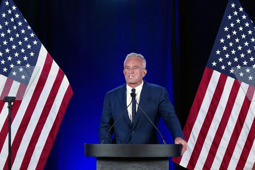 Candidato independiente Robert F. Kennedy Jr suspende campaña y apoya a Trump