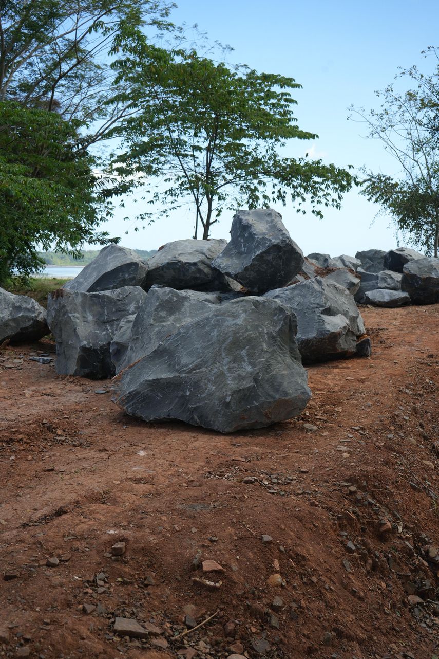 Grandes rocas fueron colocadas en la ruta de acceso a la Playa de Vista Alegre