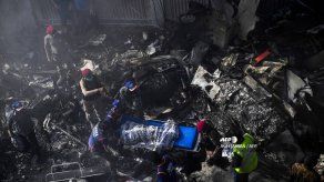 Un avión de pasajeros se estrella en un barrio residencial de Karachi en Pakistán