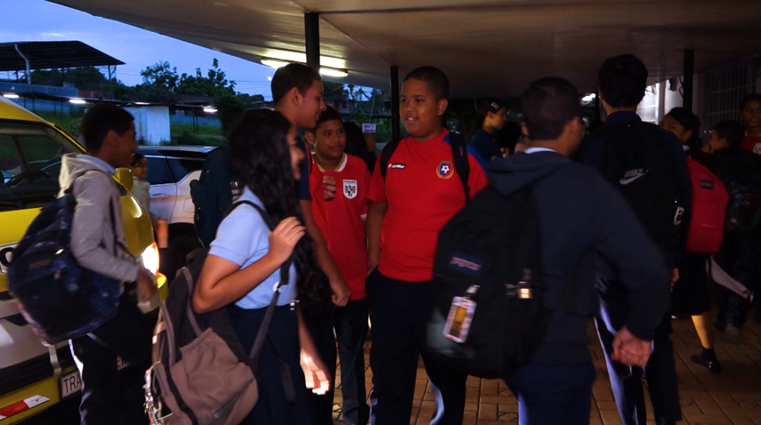 Estudiantes acudieron vestidos de rojo.