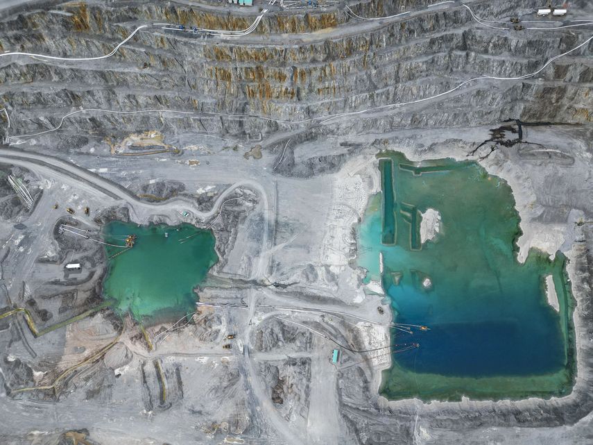 Tres buques, el primero con 8.248 toneladas, fueron despachados con el concentrado de cobre almacenado en una gran mina a cielo abierto, operada en Panamá por First Quantum Minerals (FQM) e inhabilitada desde noviembre de 2023 por orden judicial, informó este miércoles la empresa canadiense. Tres buques, el primero con 8.248 toneladas, fueron despachados con el concentrado de cobre almacenado en una gran mina a cielo abierto, operada en Panamá por First Quantum Minerals (FQM) e inhabilitada desde noviembre de 2023 por orden judicial, informó este miércoles la empresa canadiense.