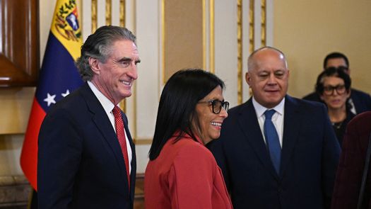 La presidenta de Venezuela, Delcy Rodríguez, recibió el miércoles al secretario estadounidense del Interior, Doug Burgum, en la segunda reunión con un miembro de la administración Trump desde la incursión militar que derrocó a Nicolás Maduro. La presidenta de Venezuela, Delcy Rodríguez, recibió el miércoles al secretario estadounidense del Interior, Doug Burgum, en la segunda reunión con un miembro de la administración Trump desde la incursión militar que derrocó a Nicolás Maduro.