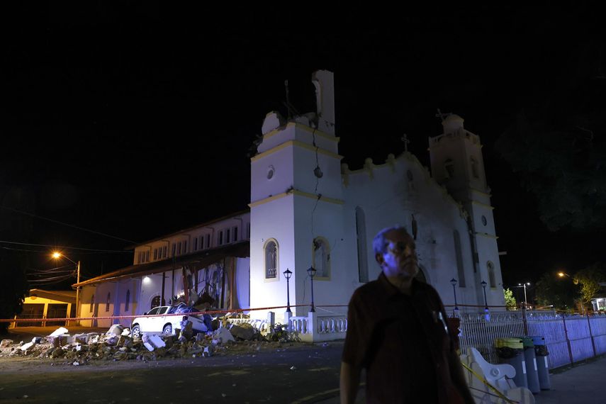 Adrenalina, vigilancia y pacientes en las calles por el terremoto de magnitud 7,5