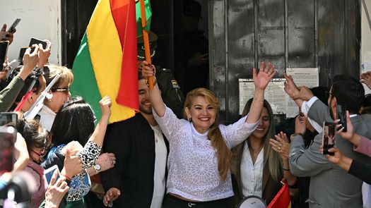 La exmandataria de Bolivia Jeanine Áñez fue excarcelada este jueves en La Paz, donde estuvo recluida por más de cuatro años y medio por un presunto golpe de Estado, luego de que su sentencia fuera anulada, constataron periodistas de la AFP.