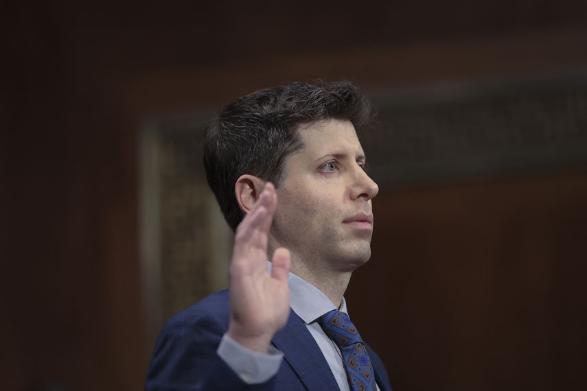 El director ejecutivo de OpenAI, Sam Altman, creador de la interfaz ChatGPT, alertó este lunes sobre una "reglamentación estricta" de la inteligencia artifical (IA), que amenaza con frenar su desarrollo.