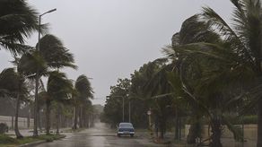 Huracán Rafael toca tierra en Cuba en medio de un apagón general
