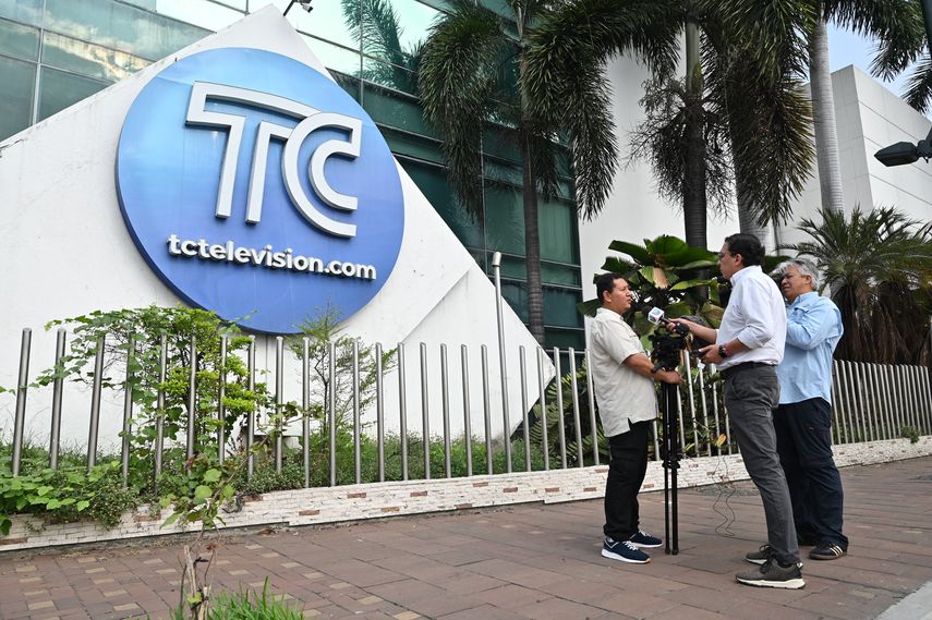 Sentencian a ocho años de prisión a dos personas tras ataque a canal de televisión en Ecuador