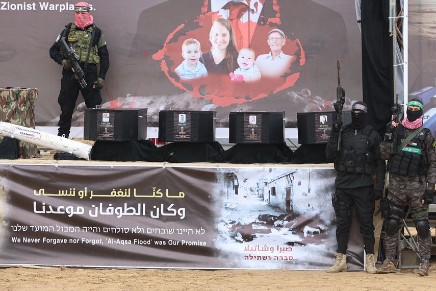 Israel califica a Hamás de monstruo por ceremonia con féretros 4 rehenes devueltos