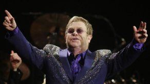 Elton John cree que el rechazo de su padre le empujó a beber