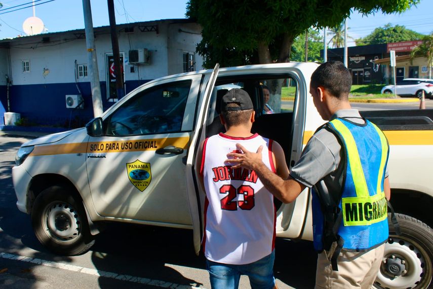 Entre las diversas funciones del Servicio Nacional de Migración señaladas en el Decreto Ley 3 del 22 de febrero de 2008, está precisamente ejercer el control migratorio en todo el territorio del país. Entre las diversas funciones del Servicio Nacional de Migración señaladas en el Decreto Ley 3 del 22 de febrero de 2008, está precisamente ejercer el control migratorio en todo el territorio del país.