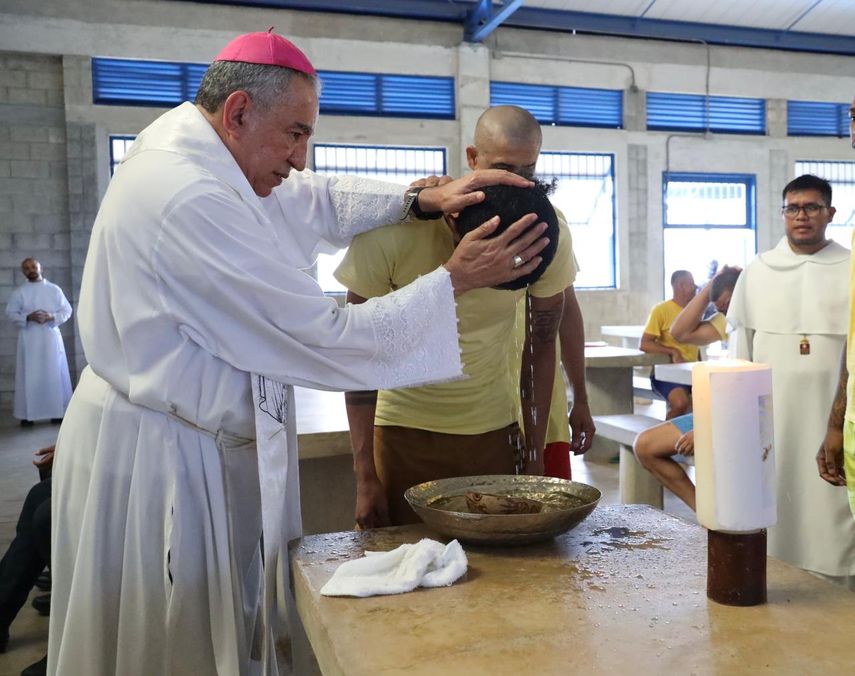 El arzobispo José Domingo Ulloa llevó los sacramentos a los privados de libertad.