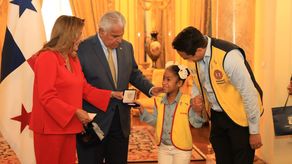 Mulino y su esposa, la primera dama, Maricel Cohen de Mulino, recibieron a la niña Símbolo.