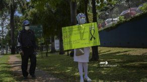 Contraloría entregó cheques para pagos al personal de Salud