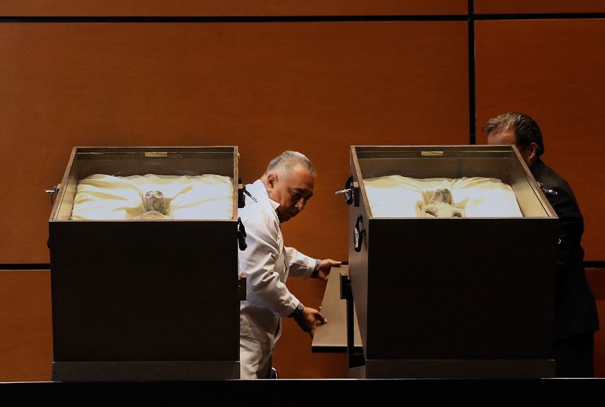 Los supuestos cuerpos de dos seres extraterrestres fueron exhibidos durante una audiencia pública en el Congreso de mexicano, que por primera vez abordó el tema de manera oficial en el país. En un hecho que seguía generando este miércoles desde asombro hasta burlas en México. Los supuestos cuerpos de dos seres extraterrestres fueron exhibidos durante una audiencia pública en el Congreso de mexicano, que por primera vez abordó el tema de manera oficial en el país. En un hecho que seguía generando este miércoles desde asombro hasta burlas en México.