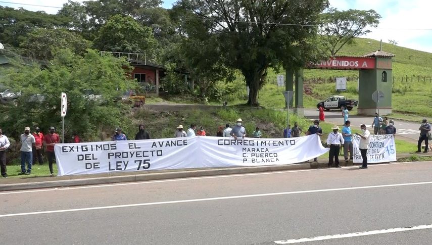 Un grupo de personas de la Comarca Ngäbe-Buglé salieron a protestar a orillas de la carretera interamericana en Tolé por la ley 75.
