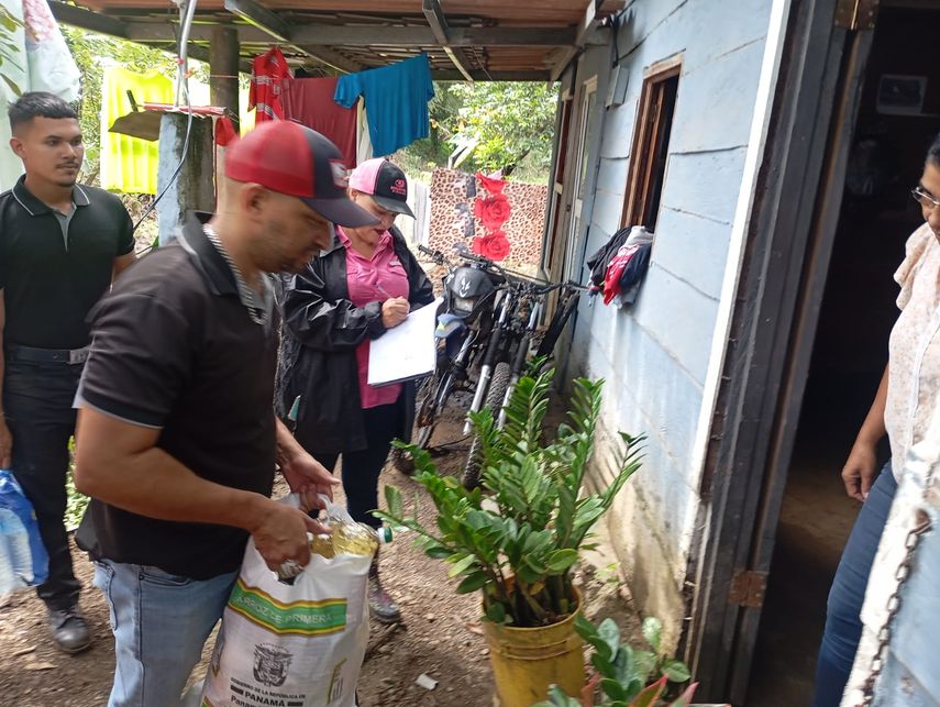 El Ministerio de Desarrollo Social (MIDES) en la provincia de Los Santos trasladó ayuda humanitaria a las familias afectadas por las inundaciones registradas en el distrito de Tonosí.
