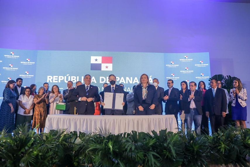 El presidente de la República, Laurentino Nito Cortizo, sancionó hoy la Ley de Medicamentos, que permite la disponibilidad y abastecimiento oportuno y seguro de medicamentos de calidad a la población. El presidente de la República, Laurentino Nito Cortizo, sancionó hoy la Ley de Medicamentos, que permite la disponibilidad y abastecimiento oportuno y seguro de medicamentos de calidad a la población.