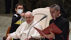 Niño con discapacidad pide el solideo al papa durante audiencia general